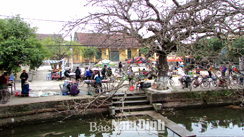 Quang cảnh phiên chợ quê làng Dịch Diệp, xã Trực Chính (Trực Ninh).