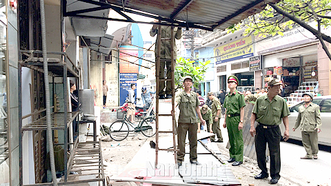 Lực lượng chức năng phường Nguyễn Du ra quân, tháo dỡ vi phạm trật tự đô thị tại đường Bắc Ninh.