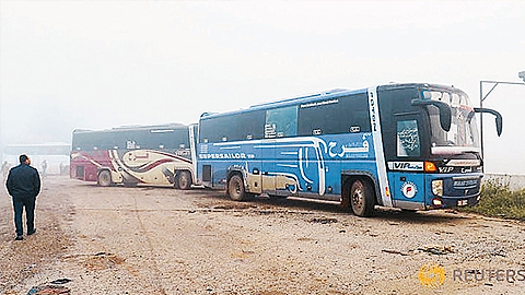 Đoàn xe buýt chở người dân Xy-ri di tản từ hai thị trấn Phu-a và Ca-phray-a. Ảnh ROI-TƠ