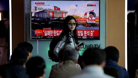 Các hành khách tại một nhà ga ở Hàn quốc theo dõi thông tin về vụ phóng tên lửa thất bại của CHDCND Triều Tiên, ngày 16-4. (Ảnh: Reuterrs)