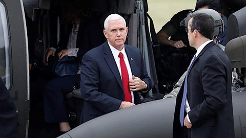 Phó tổng thống Mỹ Mike Pence đã đến cổng vào khu vực phi quân sự DMZ. (Nguồn: Reuters)