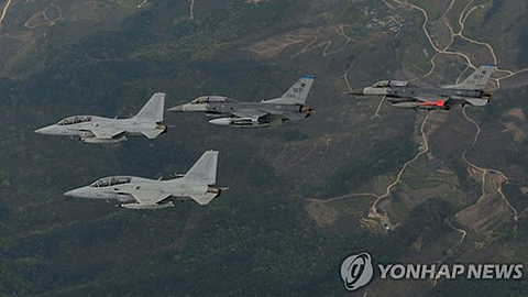 Các máy bay chiến đấu của Mỹ và Hàn Quốc bay cùng nhau trong cuộc diễn tập Max Thunder năm 2016. (Ảnh: Yonhap)