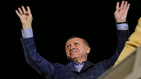 Tổng thống Tayyip Erdogan vẫy tay chào người ủng hộ tại Istanbul, Thổ Nhĩ Kỳ, ngày 16-4. (Ảnh: Reuters)