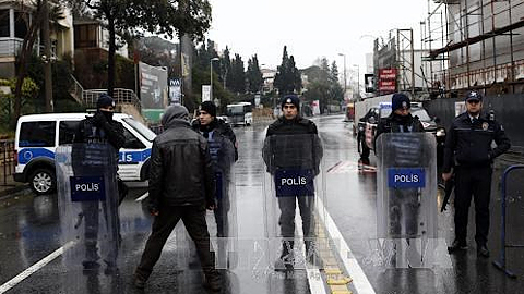 Cảnh sát chống bạo loạn Thổ Nhĩ Kỳ tăng cường an ninh gần khu vực hộp đêm Reina sau vụ tấn công ngày 2-1-2017. Ảnh: EPA/TTXVN 