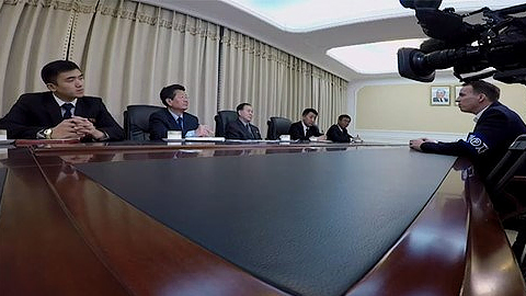 Ông Han Song-Ryol (chính giữa) trả lời phỏng vấn của PV quốc tế. Ảnh chụp từ video của BBC. 