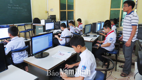 Giờ học Tin học của thầy và trò Trường Tiểu học Mỹ Xá.