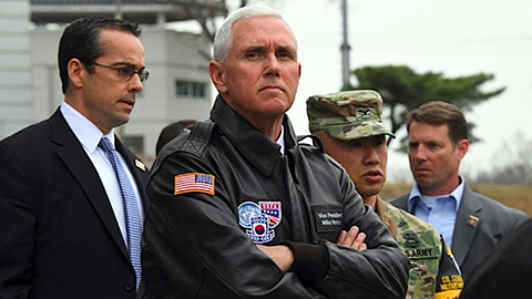 Phó tổng thống Mỹ Mike Pence đến thăm một ngôi làng gần khu phi quân sự liên Triều. Ảnh: AFP