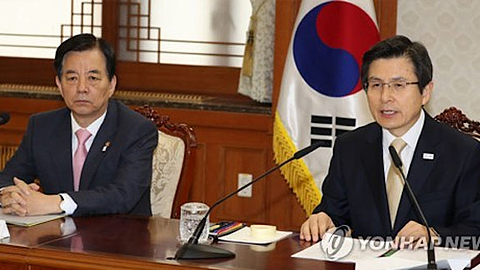 Quyền Tổng thống kiêm Thủ tướng Hàn Quốc Hwang Kyo-ahn (bên phải) phát biểu trong cuộc họp nội các tại Seoul, Hàn Quốc, ngày 20-4-2017. (Ảnh: Yonhap)