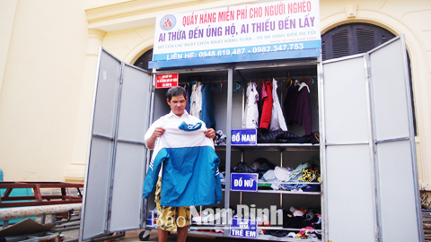 “Tủ quần áo yêu thương” của nhóm tình nguyện Ve Chai (TP Nam Định) luôn thu hút đông người đến cho và nhận.