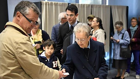 Cử tri Pháp tại thành phố Strasbourg đi bỏ phiếu vào ngày 23-4. Ảnh: AFP