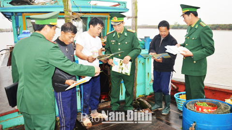 Cán bộ trạm kiểm soát Biên phòng Hà Lạn (Đồn Biên phòng Quất Lâm) tuyên truyền pháp luật cho ngư dân.