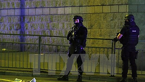 Cảnh sát gác tại hiện trường vụ nổ.  