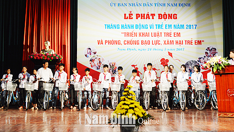 Quỹ Bảo trợ trẻ em tỉnh tặng xe đạp cho học sinh có hoàn cảnh khó khăn vươn lên học tập tốt.