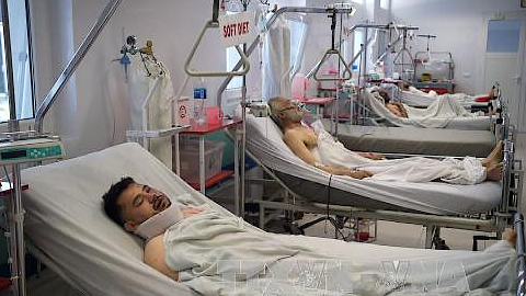 Nạn nhân bị thương trong vụ đánh bom được điều trị tại một bệnh viên ở Kabul, ngày 1/6. Ảnh: AFP/TTXVN