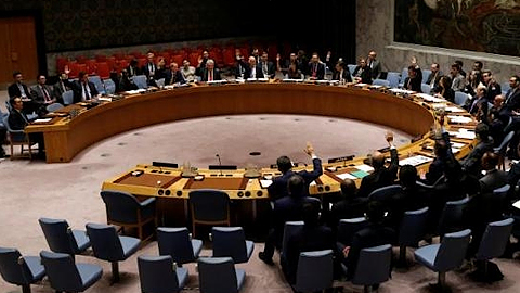 Hội đồng Bảo an Liên hợp quốc bỏ phiếu về nghị quyết mở rộng danh sách trừng phạt Triều Tiên, tại trụ sở Liên hợp quốc, ở New York, Mỹ, ngày 2-6-2017. (Ảnh: Reuters)