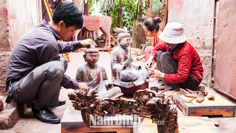 Công đoạn sơn hom sản phẩm trong quy trình làm hàng nét (trên chất liệu gỗ) tại làng nghề Sơn mài Cát Đằng, xã Yên Tiến.  Bài và ảnh: Viết Dư