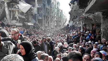 Dòng người Syria chờ nhận viện trợ của LHQ. (Ảnh: AP)