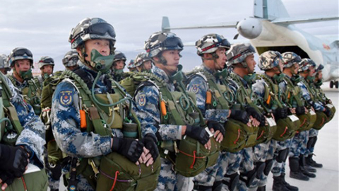 Thành viên Sư đoàn lính nhảy dù số 15 của Trung Quốc.