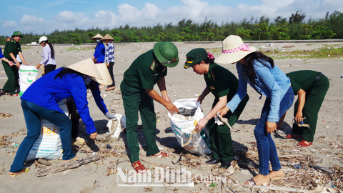 ĐVTN Bộ đội Biên phòng tỉnh dọn vệ sinh môi trường biển tại huyện Nghĩa Hưng.