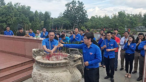 Lãnh đạo Thành đoàn cùng các thành viên trong đoàn công tác thắp hương tưởng nhớ các anh hùng liệt sỹ