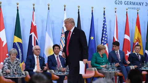 Tổng thống Donald Trump chuẩn bị lên phát biểu trong ngày thứ hai tham gia Hội nghị thượng đỉnh G20 tại Đức. Ảnh: Reuters