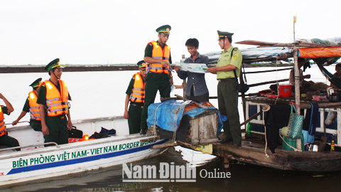 Cán bộ, chiến sĩ Đồn Biên phòng Ba Lạt (Giao Thuỷ) phối hợp với lực lượng Kiểm lâm tuyên truyền, vận động nhân dân tham gia giữ gìn ANTT trên địa bàn.