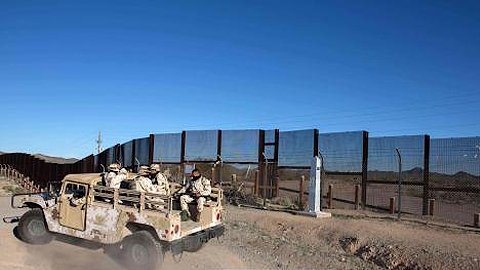 Bức tường biên giới giữa Mỹ và Mexico ở Sonoyta, bang Sonora, Mexico. Ảnh: AFP/TTXVN