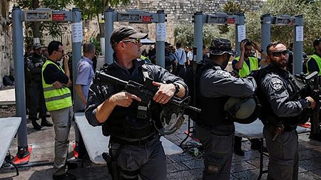 Binh sĩ Israel bảo vệ an ninh ở đền thờ Hồi giáo Al-Aqsa ở Jerusalem. (Ảnh: Reuters)