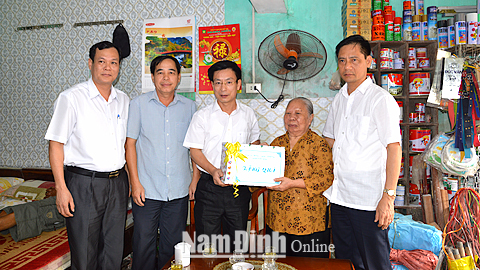 Đồng chí Phạm Đình Nghị, Phó Bí thư Tỉnh uỷ, Chủ tịch UBND tỉnh thăm, tặng quà bà Trần Thị Ngọ, 86 tuổi là vợ liệt sĩ ở tổ 32 đường Trường Chinh, phường Hạ Long (TP Nam Định). 