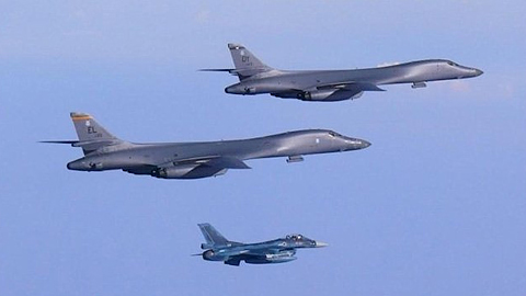 Hai chiếc máy bay ném bom B1-B Lancer của Mỹ. (Ảnh: Reuters).