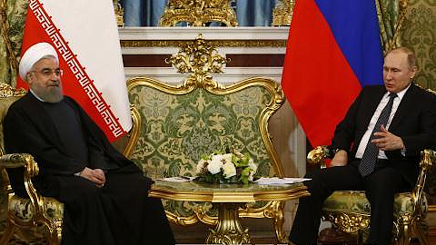 Tổng thống Nga Vladimir Putin (phải) và Tổng thống Iran Hassan Rouhani (trái) trong cuộc gặp tại Moskva, Nga ngày 28/3. Ảnh: AFP/TTXVN