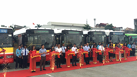 Với việc khai trương thêm 5 tuyến buýt mới, từ hôm nay Hà Nội đã hết “vùng trắng” xe buýt có trợ giá của thành phố. Ảnh: T.Đảng