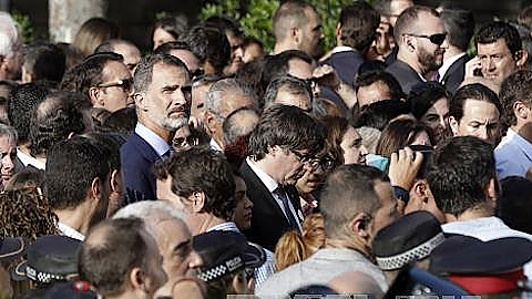 Nhà Vua Tây Ban Nha Felipe VI (trái) và người đứng đầu vùng Catanonia Carles Puigdemont (giữa) tham gia tuần hành chống chủ nghĩa khủng bố ở Barcelona ngày 26/8. Ảnh: EPA/TTXVN 