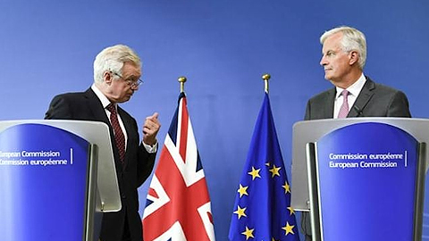 Trưởng đoàn đàm phán Anh David Davis (trái) và Trưởng đoàn đàm phán EU Michael Barnier tại buổi họp báo trong khuôn khổ vòng đàm phán thứ ba về Brexit. (Ảnh: Isopix/Rex/Shutterstock)