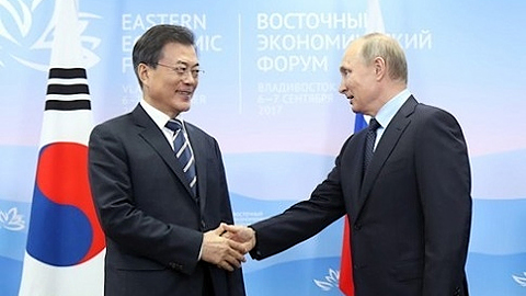 Tổng thống Hàn Quốc Moon Jae-in (bên trái) và người đồng cấp Nga Vladimir Putin. (Ảnh: Yonhap)