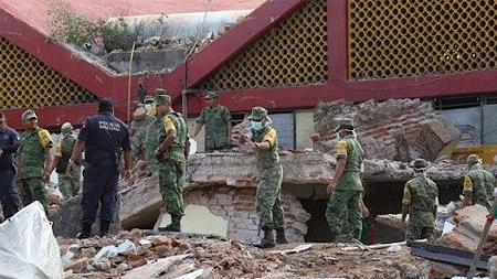 Binh sĩ dọn dẹp đống đổ nát tại tòa thị chính của thị trấn Juchitan, bang Oaxaca, Mexico, ngày 8-9-2017. (Ảnh: CNN)