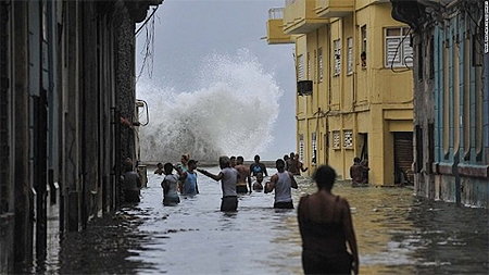 Bão Irma gây lũ lụt nghiêm trọng ở thủ đô Havana của Cuba. (Ảnh: CNN)