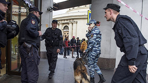 Cảnh sát Nga tiến hành sơ tán người dân ở Saint Petersburg. Ảnh: Sputnik.