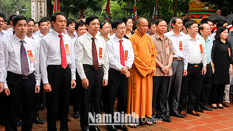 Các đồng chí lãnh đạo tỉnh cùng các vị đại biểu dự lễ dâng hương các vị Vua Trần và Anh hùng dân tộc Trần Hưng Đạo.