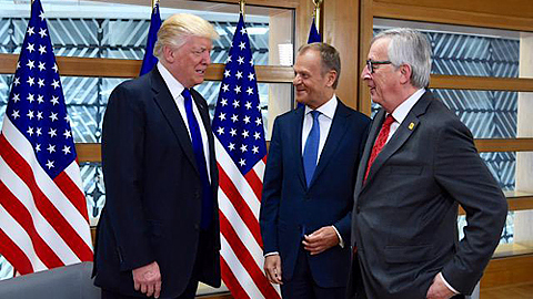 Tổng thống Mỹ Đô-nan Trăm (trái) trong cuộc gặp với Chủ tịch Hội đồng châu Âu và Chủ tịch Ủy ban châu Âu tại Brúc-xen. Ảnh: European Commission