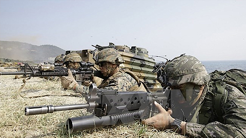 Lính thủy đánh bộ Mỹ tập trận chung với binh sỹ Hàn Quốc tại bờ biển Pohang. (Nguồn: Getty Images/ TTXVN)