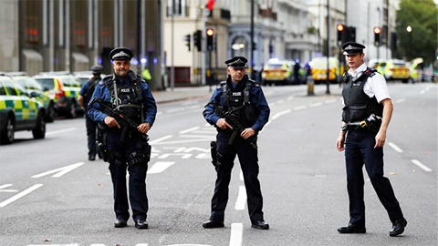 Cảnh sát phong tỏa một đường phố ở thủ đô Luân Đôn, Anh. Ảnh Reuters