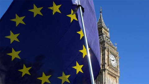 Cờ của EU xuất hiện gần Tòa nhà Quốc hội Anh tại London, ngày 22-9-2017. (Ảnh: Reuters)