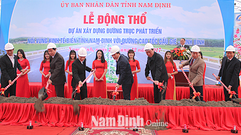 Lãnh đạo các bộ, ngành Trung ương và lãnh đạo tỉnh Nam Định thực hiện nghi thức động thổ.