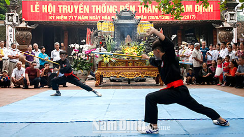 Biểu diễn Võ cổ truyền trong lễ hội truyền thống Đền Trần năm 2017 tại Đền Thiên Trường, phường Lộc Vượng (TP Nam Định).