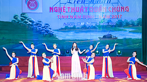 Tiết mục múa - hát của đoàn nghệ thuật quần chúng Thành phố Nam Định tại Liên hoan Nghệ thuật quần chúng toàn tỉnh năm 2017.