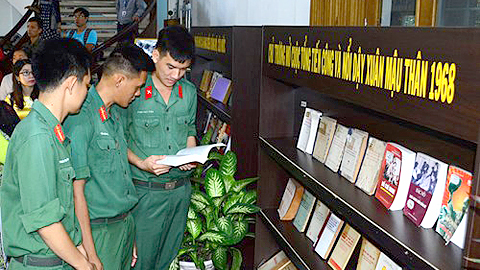 Bộ đội tham quan sách về cuộc Tổng tiến công và nổi dậy Xuân Mậu Thân 1968.