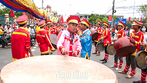 Hội trống cà rùng xã Nghĩa Sơn biểu diễn tại ngày hội VH-TT huyện.