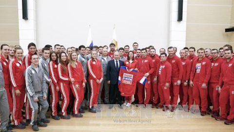 Tổng thống Nga Vladimir Putin (giữa) chụp ảnh chung với các vận động viên Nga tham gia Olympic Pyeongchang 2018 tại Moskva ngày 31-1.