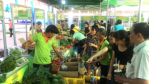 Chợ phiên đã trở thành nơi quen thuộc cho người tiêu dùng để mua thực phẩm an toàn